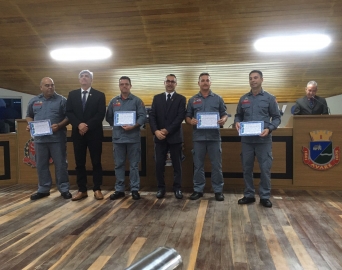 Bombeiros são homenageados na Câmara por salvamento heroico