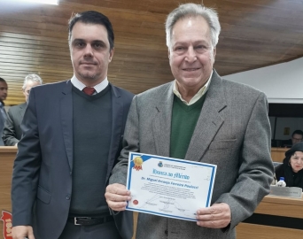 Ex-prefeito Miguel Paulucci é homenageado na Câmara pelos 50 anos de medicina