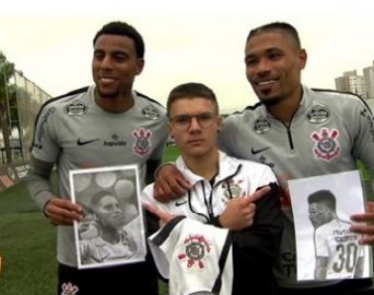 Desenhista avareense entrega sua arte aos jogadores do Corinthians