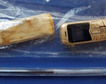 Preso passa por cirurgia para retirar dois aparelhos celulares do corpo