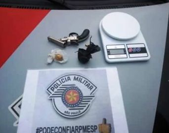 Polícia Militar apreende droga e arma de fogo em Itaí