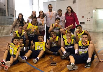 Equipe Campeã de basquetebol da EE “Dr. Paulo Araújo Novaes”