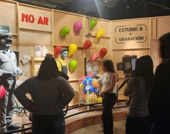Jovens da Fundação CASA de C. César visitam exposição sobre o seriado Chaves
