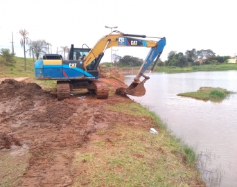 Lago ornamental do bairro Brabância passa por limpeza