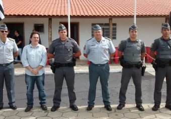 Cabo PM Odair José Alves (terceiro da esq. p dir.) recebeu a Láurea de Mérito Pessoal em 4º Grau.