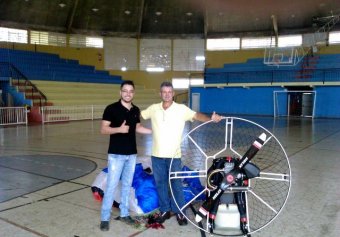 Léo e Amauri Aurani, praticante de paramotor