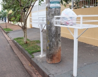 Prefeitura vai multar quem não instalar lixeiras na frente de residências