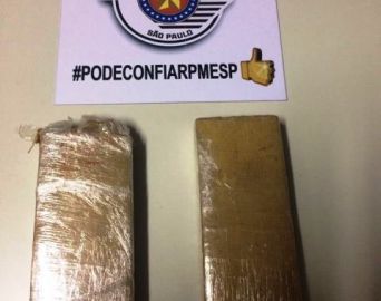 PM flagra traficante buscando droga escondida em terreno