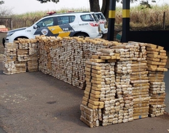 Polícia apreende quase 2 toneladas de maconha em rodovia da região