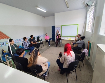 Grupo oferece apoio emocional a quem dedica a vida aos cuidados de crianças com deficiência