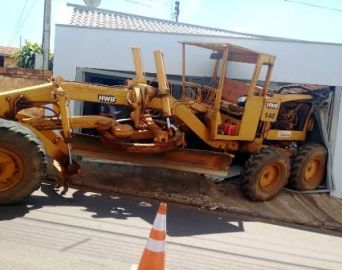 Máquina desgovernada invade casa em Taquarituba