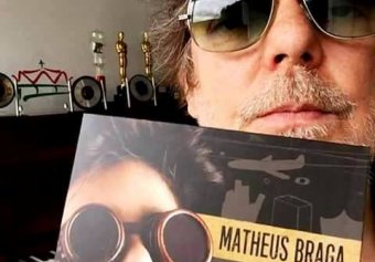 Branco Mello, do Titãs, com o CD de Matheus Braga