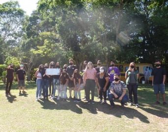 Programa conscientiza estudantes por meio do plantio de mudas nativas