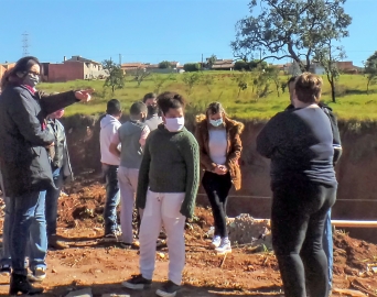 Projeto ambiental leva alunos para conhecer ações municipais contra erosões