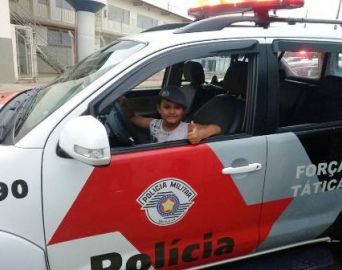 Admirador da PM, menino recebe visita da Força Tática