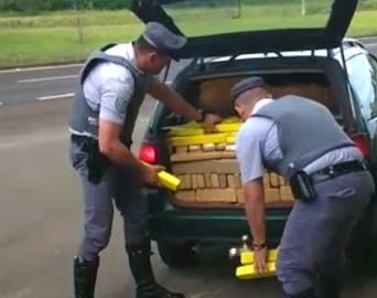 Menor de 16 anos é apreendido dirigindo carro lotado de maconha