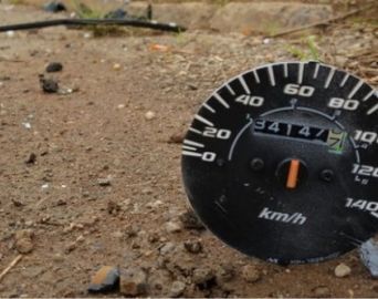 Motociclista morre após bater na traseira de caminhão na SP-255