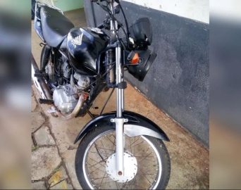 Rapaz de 19 anos é preso após ser flagrado com moto roubada