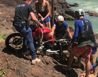 Polícia Civil retira do Rio Paranapanema motocicleta furtada de estudante