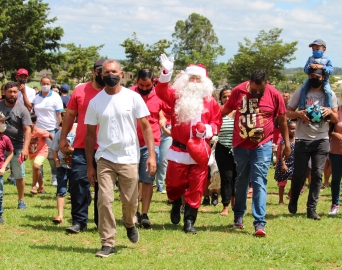 Natal das Crianças teve distribuição de brinquedos e Papai Noel de paraquedas