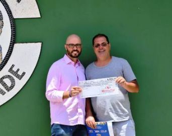 Nicolau Max faz doação à Colônia Espírita Fraternidade