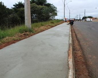 Prefeitura constrói calçada de quase 200 metros na Villa Jatobá