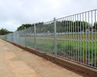 Prefeitura de Avaré instala grades no estacionamento da Emapa