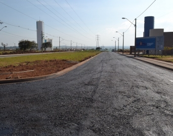 Pavimentação da Avenida Domingos Leon Cruz chega à etapa final