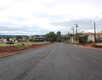 Novo trecho da Rua Milão, às margens da SP-255, ganha pavimentação