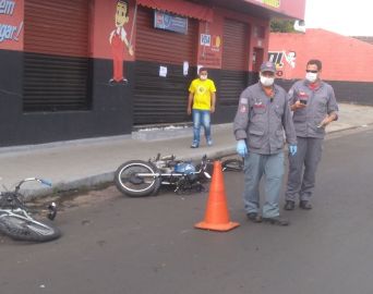 Moto colide com bicicleta na Félix Fagundes e condutores ficam feridos