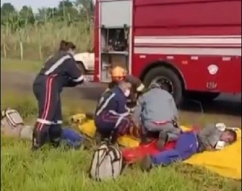 Pneu estoura e ônibus rural capota e deixa trabalhadores feridos em Avaré