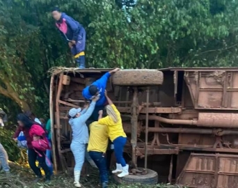 Ônibus que transportava trabalhadores rurais tomba em Paranapanema