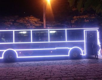 Ônibus em Avaré recebe iluminação especial de Natal