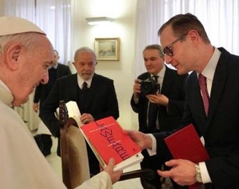 Livro de jurista avareense foi entregue ao Papa Francisco