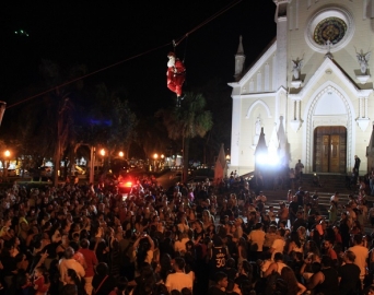 Papai Noel radical chega mais uma vez de tirolesa em Avaré