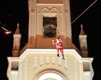 Vila de Natal e Papai Noel de tirolesa são atrações do Natal Cultural