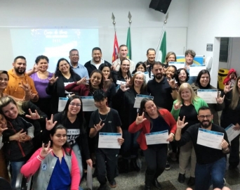 Oficina de Libras encerra semestre com entrega de certificados