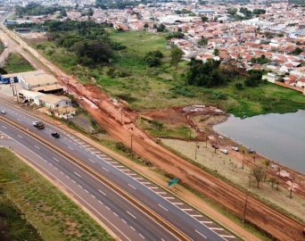 Em obras para pavimentação, Avenida Cunha Bueno recebe galerias pluviais