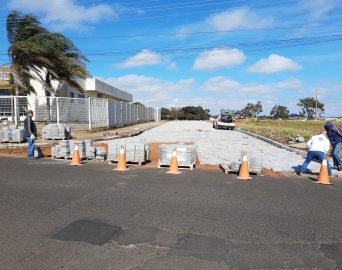 Prefeitura de Avaré pavimenta rua no Bairro Santa Elizabeth