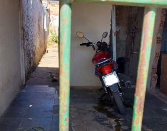 Entregador adultera placa de motocicleta para evitar multas de trânsito