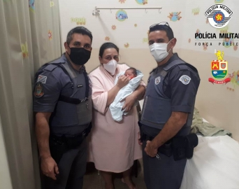 Polícia Militar salva vida de recém-nascida que estava engasgada