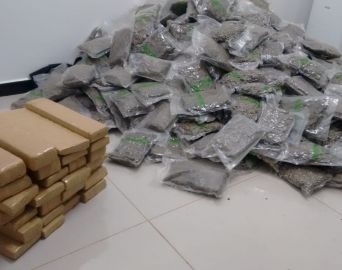 Motoristas abandonam veículos com mais de 120 kg de maconha