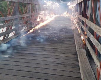 Incêndio destrói ponte pênsil centenária em Chavantes