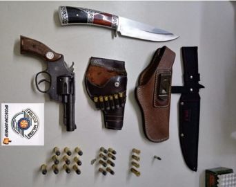 Homem é detido por violência doméstica e posse ilegal de arma de fogo