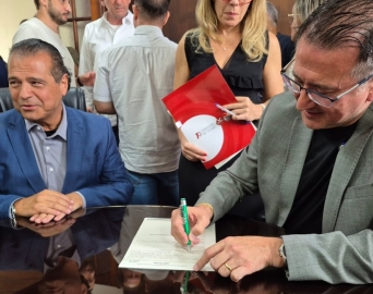 Roberto Araujo assina doação de área para implantação de centro de excelência