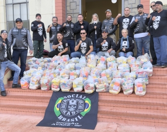 Insanos Moto Clube doa cestas básicas ao Fundo Social de Avaré