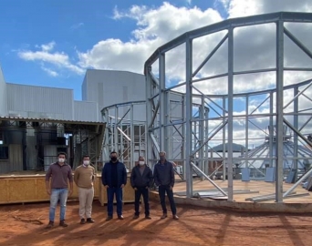Prefeito visita obras de empresa referência na produção de ovos orgânicos