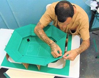 Presos de Cerqueira César recriam estádios de futebol em maquetes