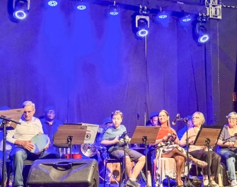 Prefeitura certifica alunos formados em violão, cavaquinho, ukulele e viola