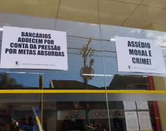 Sindicato faz protesto contra assédio moral em porta de agência bancária de Avaré